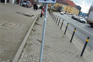 Wrocławianka zawisła na znaku drogowym 