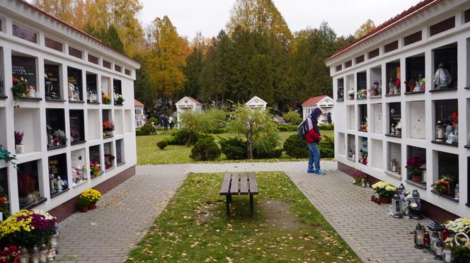 Tłumy na cmentarzu przy ul. Poprzecznej. Olsztynianie odwiedzają groby bliskich [ZDJĘCIA]