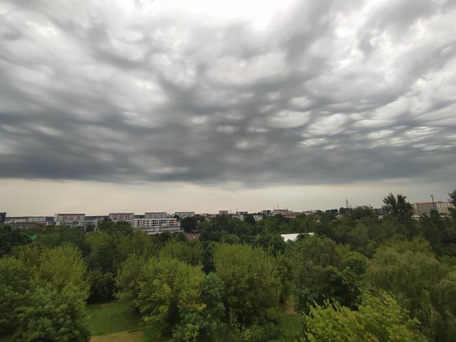 Nawałnice przechodzą przez Polskę. Ciemne chmury nad Białymstokiem