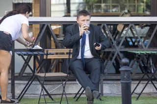 Poseł zmęczył się na piwie. Co go tak przybiło? [ZOBACZ ZDJĘCIA] 