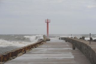 Zimne lato 2025. Katastrofa wakacyjna nad morzem i na Mazurach. Pustki w kurortach