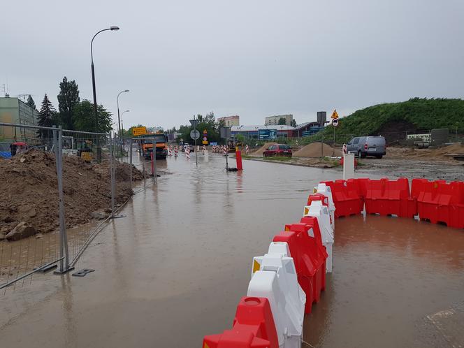 Ulewa w Olsztynie. Zalane ulice, tymczasowe ronda na Krasickiego się rozpłynęły [ZDJĘCIA]