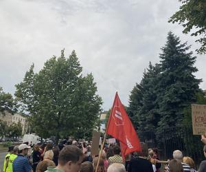 Manifestacja Nigdy nie będziesz szła sama w Warszawie. Strajk Kobiet pod Komendą Stołeczną Policji