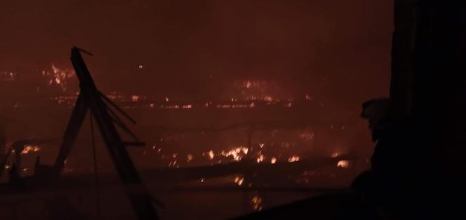 Duży pożar we Wrocławiu. Płonie hala z artykułami papierniczymi