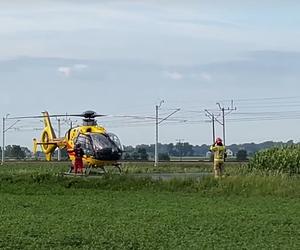 Wypadek na przejeździe kolejowym w Roszkowie. Dostawczak wjechał pod pociąg 