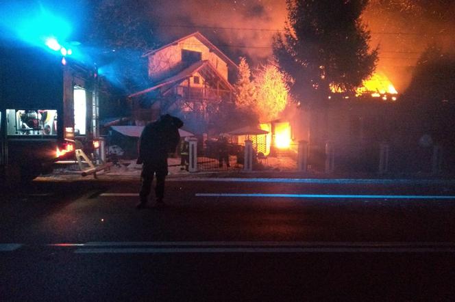 Policjanci z Krakowa ewakuowali lokatorów z płonącego domu