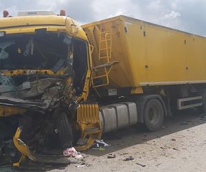 Dwie ciężarówki roztrzaskały się na drodze. Kierowca Scanii nie miał szans