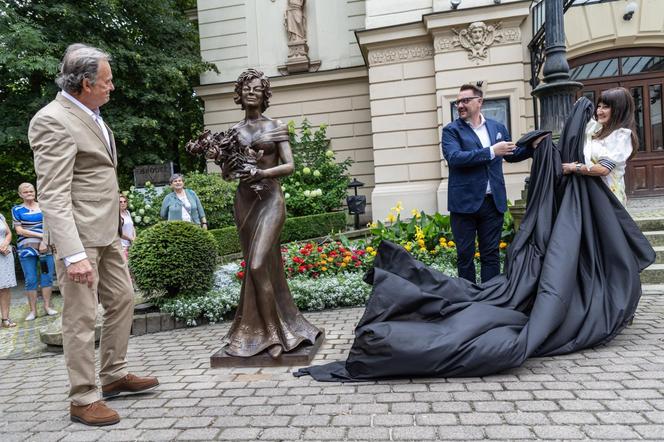 Pomnik Marii Koterbskiej stanął przed Teatrem Polskim w Bielsku-Białej