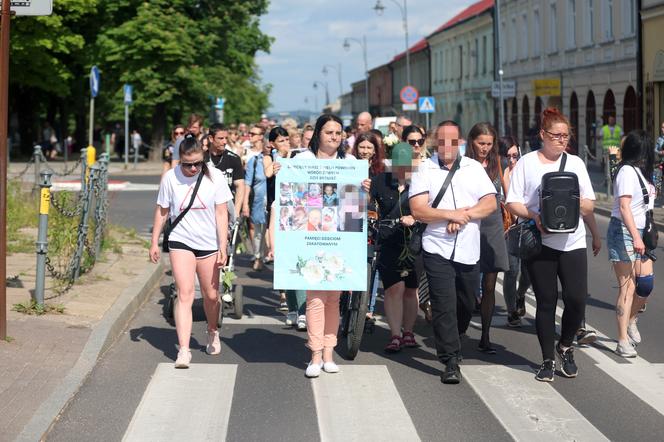 Pan Artur płakał w tracie białego marszu w Częstochowie. "Kamilek śni mi się po nocach"