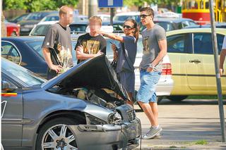Narzeczona Roberta Lewandowskiego miała wypadek samochodowy w Warszawie ZDJĘCIA