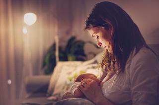 Nocne karmienie niemowląt potrafi być męczące. Kiedy można zakończyć karmienie dziecka w nocy?