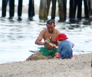 Michał Koterski na plaży z rodziną