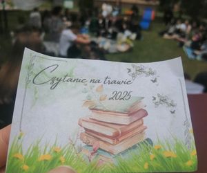 Czytanie na trawie w siedleckim Ekonomiku