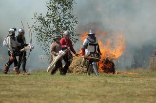 Inscenizacja bitwy pod Grunwaldem. Rekonstruktorzy musieli walczyć z potwornym upałem