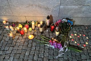 Mieszkańcy Warszawy przed ambasadą Wielkiej Brytanii w Warszawie (08.09.2022 r.)