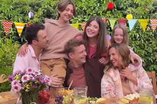 Barwy szczęścia nowy sezon na planie. Marysia (Nina Szumowska),Hubert (Marek Molak), Asia (Anna Gzyra), Emil (Artem Malaszczuk), Agata (Natalia Zambrzycka), Ignacy Kieliszewski (Olaf Staszkiewicz)