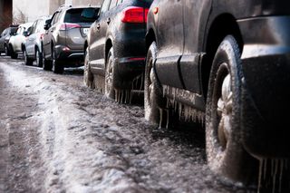 Ile kosztuje zmiana opon na zimę na Podlasiu? Sprawdziliśmy ceny u wulkanizatorów