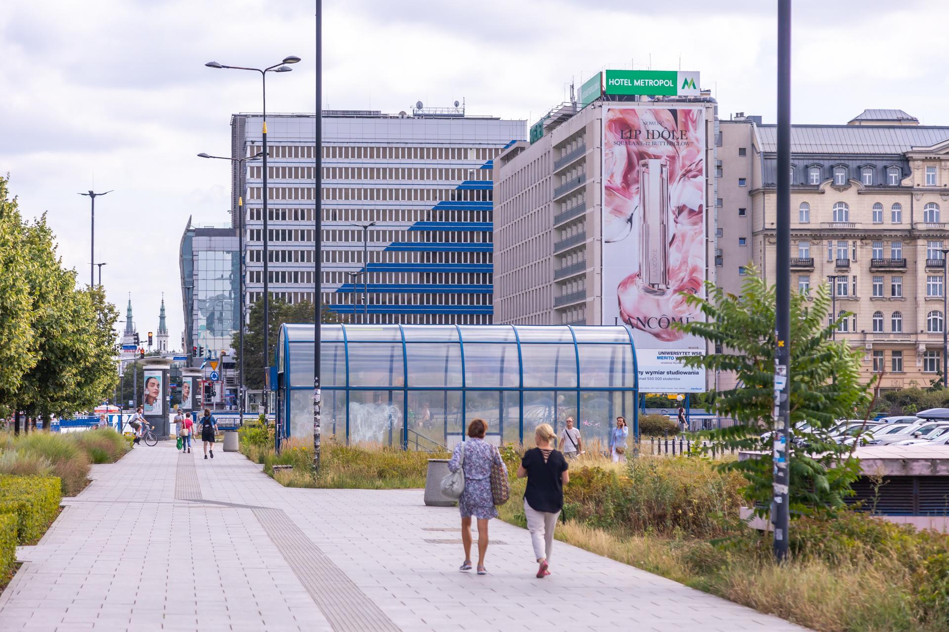 Wiaty z lat 90. nad wejściami do stacji metra Centrum w Warszawie