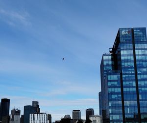 Blackhawk latał nad Warszawą. Zawisł nad najwyższym wieżowcem