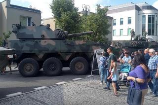 Piknik z okazji Święta Wojska Polskiego. Działa, czołgi i samochody wojskowe w Radomiu 