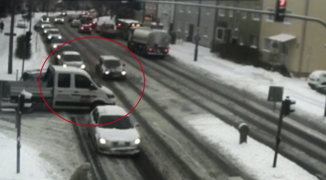 Olsztyn. NA CZERWONYM wjechał na skrzyżowanie. Policja publikuje nagranie [WIDEO]