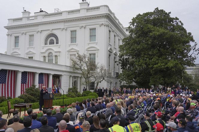 Trump ogłosił kolosalne cła. Tak ostro jeszcze nie było! "To bomba wymierzona w świat"