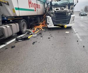 Wypadek na Autostradzie A1 w Częstochowie. Zderzyły się trzy TIRy