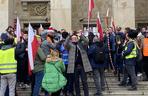 Protest rolników we Wrocławiu. Strajk wymyka się spod kontroli. Urząd Wojewódzki obrzucany jajkami