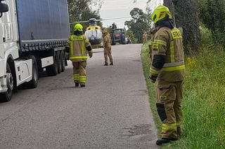 Samochód z czteroosobową rodziną uderzył w drzewo. Tragiczny wypadek na trasie Górowo Iławeckie – Kamińsk