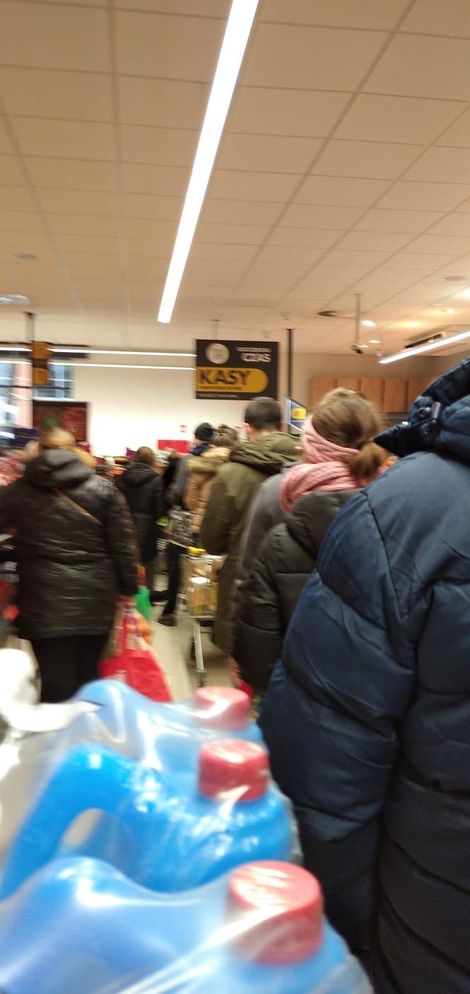 Zakupy na ostatnią chwilę przed świętami. Tak z rana wyglądają piekarnie i supermarkety [ZDJĘCIA]