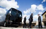 Autobus Baracka Obamy otoczony przez agentów Secret Service