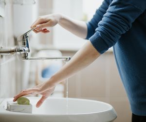 Naukowcy z Mayo Clinic pokazali, jak łatwo można uniknąć przeziębienia. Trik prosty i skuteczny