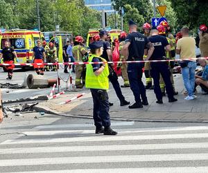 Wypadek na Mokotowie. Auto dachowało i wpadło w grupę ludzi! Są ciężko ranni