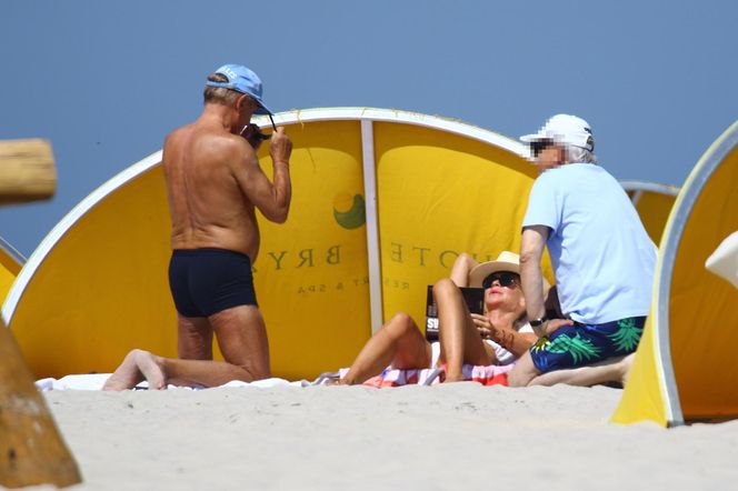 Jan Englert z żoną i ćorką w Juracie