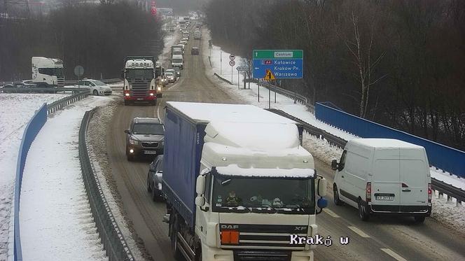 Ciężkie warunki na drogach dojazdowych do Krakowa. Jest bardzo ślisko! Zalega błoto pośniegowe [ZDJĘCIA]