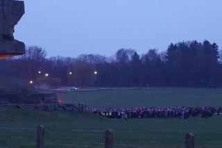 Ogrom wiernych przybył na Drogę Krzyżową na Majdanku. Mamy zdjęcia!