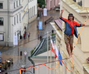   Urban Highline Festival 2023 w Lublinie. Slacklinerzy robią cuda na linach!