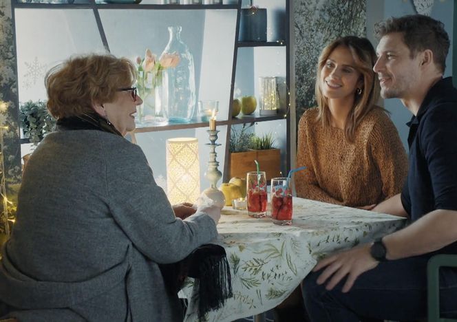 M jak miłość odc. 1871. Kama (Michalina Sosna), klientka agencji (Małgorzata Matuszewska-Knothe), Marcin (Mikołaj Roznerski)