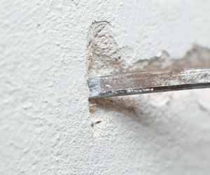 Skuwanie tynków to brud, kurz i ciężka praca. Sprawdź, kiedy to jest konieczne