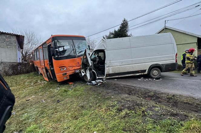 Jeziorzany pod Tarczynem. Bus uderzył w autobus szkolny. Wśród rannych małe dzieci