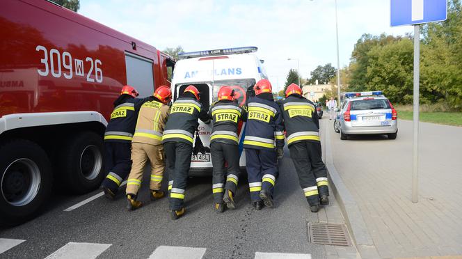 Wypadek karetki na skrzyżowaniu ulic Bukowińskiej i Wilanowskiej