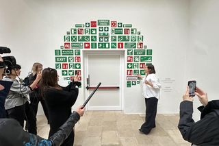 Polski Pawilon na Biennale w Wenecji sięga do przesądów budowlanych. Na wystawie brzozy, gromnice i pająki