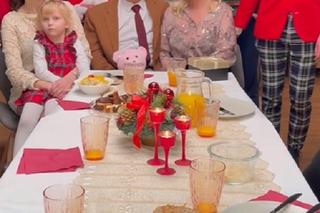 Barwy szczęścia 2836.Jerzy (Bronisław Wrocławski),Małgorzata (Adrianna Biedrzyńska),Emilka (Jessica Frankiewicz),Natalia (Maria Dejmek),Lea (Lena Sobota),Herman (Maciej Raniszewski),Malwina (Joanna Gleń),Kacper (Jakub Szlachetka)