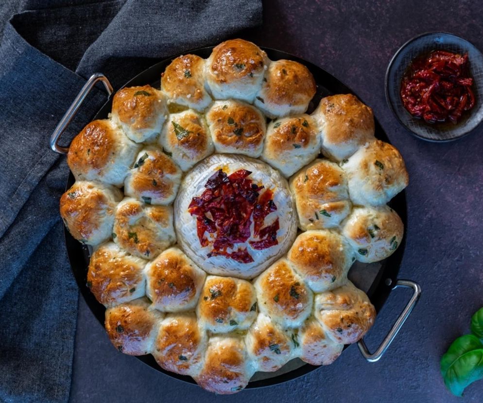 Chlebek po brzegi wypełniony nadzieniem. Idealny nie tylko na imprezy