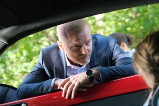 M jak miłość odc. 1699. Andrzej Budzyński (Krystian Wieczorek), dziewczynka z Ukrainy - Nadia (Mira Fareniuk)