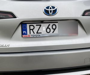 My podajemy miasto, ty musisz wskazać poprawną tablicę rejestracyjną. Wiesz, jak rozróżnić kierowców na drodze?