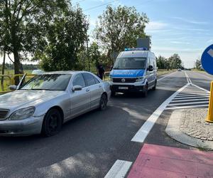 Pościg za kierowcą mercedesa. Staranował blokadę, przejechał po kolczatce i chciał rozjechać policjantów [ZDJĘCIA]