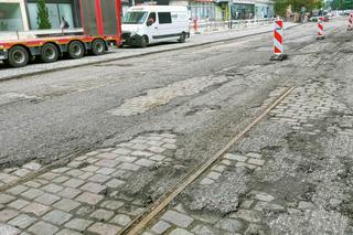 Tory tramwajowe na al. Wojska Polskiego przetrwały pół wieku pod asfaltem