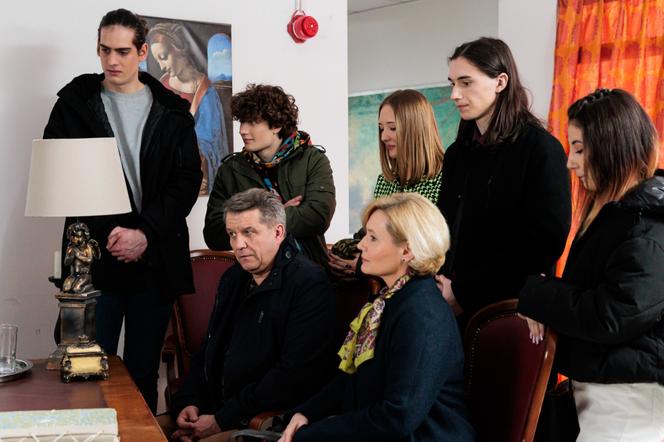 Na Wspólnej odc. 3376. Danka (Lucyna Malec), Marek (Grzegorz Gzyl), Janek (Bartłomiej Kraszewski), Bella (Karolina Matej), Antek (Jakub Jankiewicz),Elka (Martyna Czekalska),Słowik (Maksymilian Piotrowski)