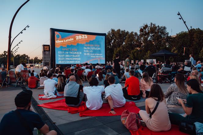 Tłumy ludzi i świetna atmosfera. Wystartowało plenerowe Kino Letnie w Centrum Historii Zajezdnia [GALERIA]